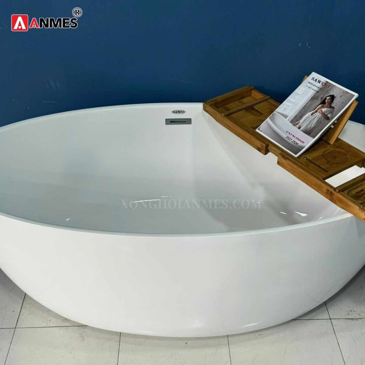 Bồn tắm ngâm AY5715-CC cùng với vòi sen tích hợp trên thành bồn